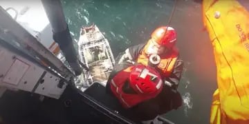 Video: rescataron a un marinero que sufrió un ACV