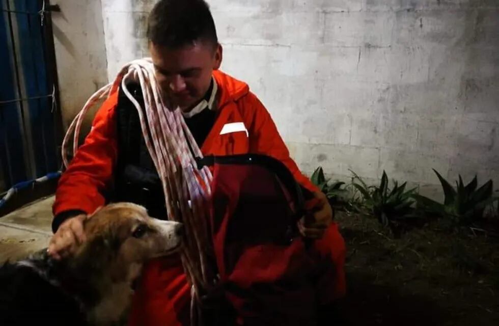 Logran rescatar a un perro que cayó en un pozo