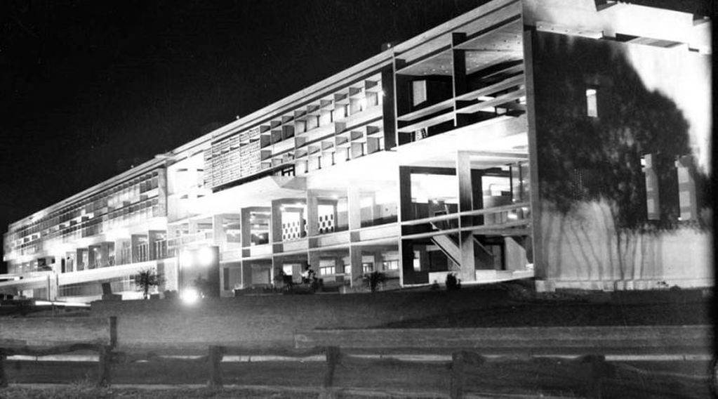 Una vista nocturna del edificio en 1965 (Fototeca Bernardo Graff)