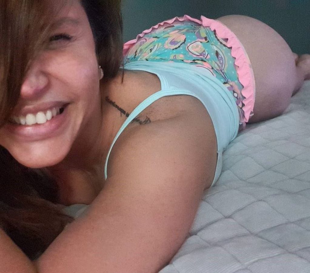 Nazarena Vélez posó en pijama desde la cama (Foto: Instagram/ @nazarenavelez)
