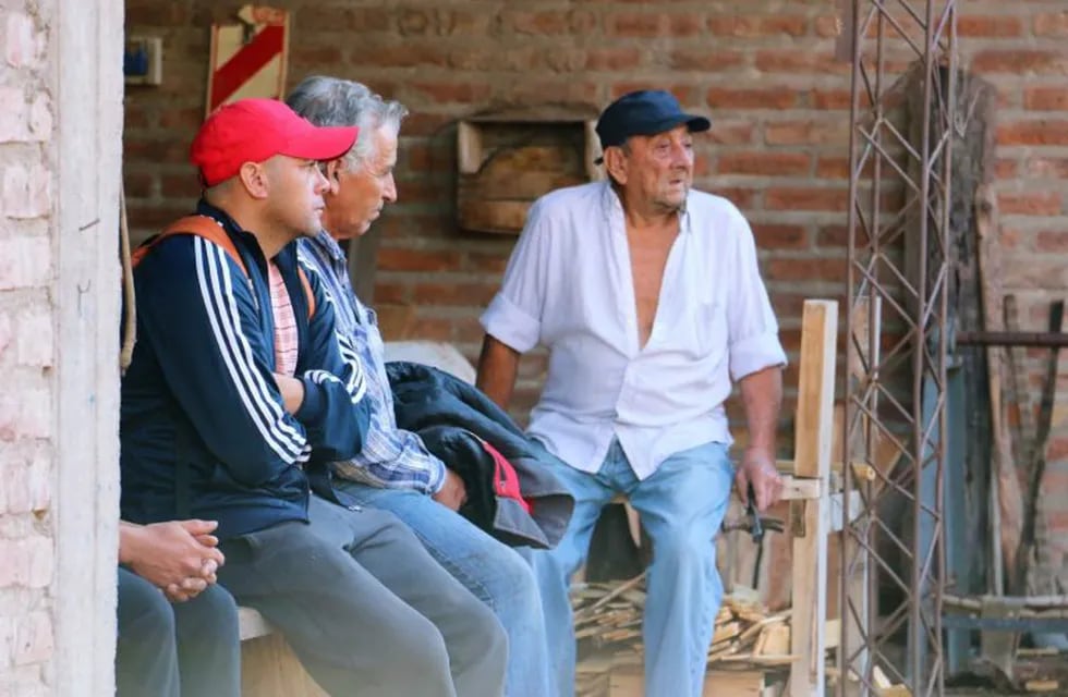 Los empleados miran el desolador panorama.