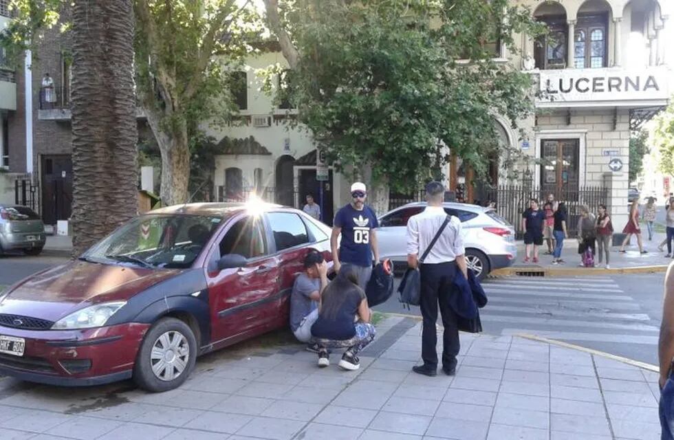 Un automovilista terminó subido al cantero central luego de un choque en Oroño y Catamarca. (@PalacioJuanM)
