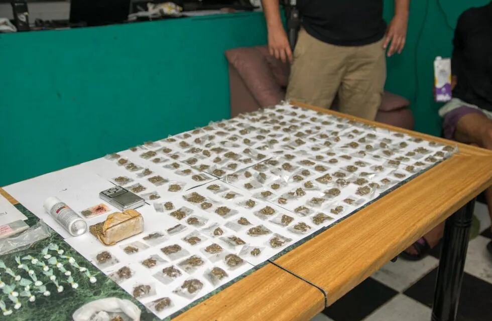 La PSA secuestró 677 gramos de marihuana y 21 gramos de cocaína.