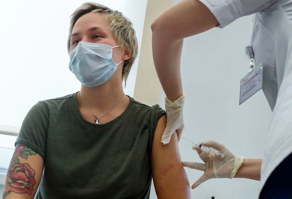 Una enfermera administra una dosis de la vacuna rusa contra el coronavirus, Sputnik V, a una paciente en Moscú.