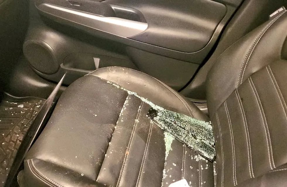 Robo: así quedó el interior del auto de la diputada Laura Rodríguez Machado. (Twitter)