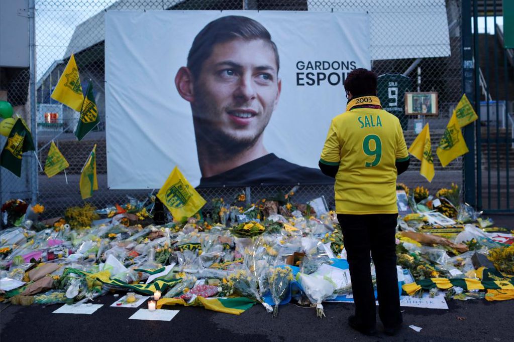 Los hinchas de Nantes homenajearon al delantero fallecido tras el accidente de aviación.