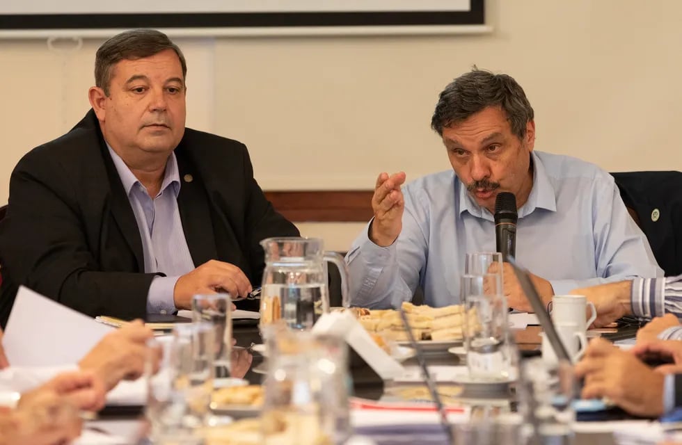 Enrique Mammarella y Rodolfo Tecchi, durante las deliberaciones del Consejo Interuniversitario Nacional (CIN) en Jujuy.
