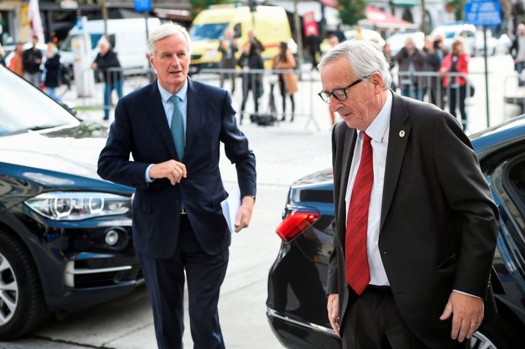 El presidente de la Comisión Europea, Jean-Claude Junckery el negociador jefe de Brexit de la UE, Michel Barnier, llegan para una Cumbre de la Unión Europea en la sede de la Unión Europea en Bruselas el 17 de octubre de 2019. Crédito: John THYS / AFP.