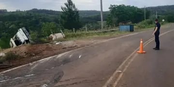 Gobernador López: desbarrancó un camión sobre la Ruta 215