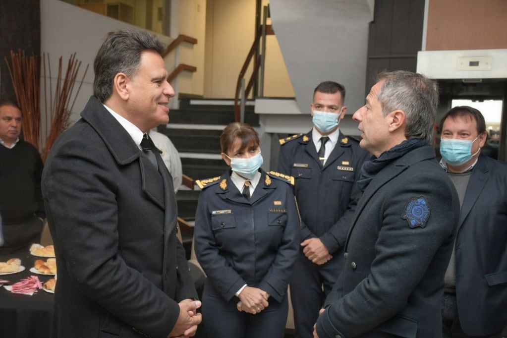El ministro Alfonso Mosquera, días atrás, en un acto en la Jefatura, junto con la comisaria general Liliana Zárate.