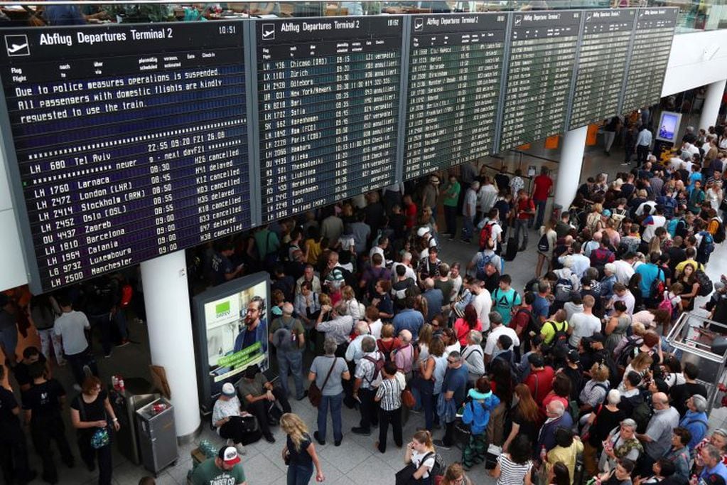 Unas 20.000 personas fueron afectadas con cancelaciones y demoras de vuelos en el aeropuerto de Munich ((AP Photo/Matthias Schrader)