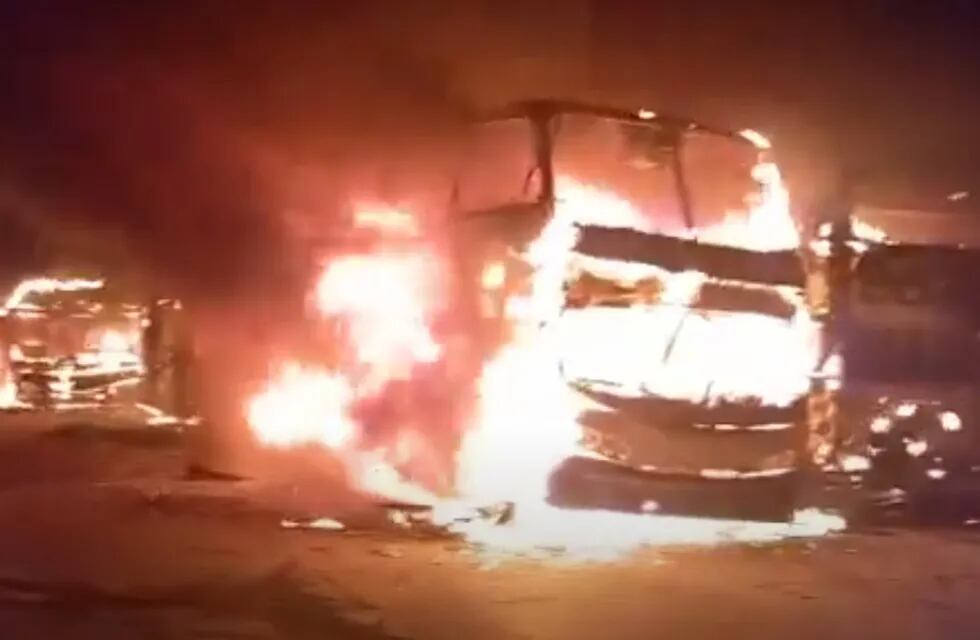 Seis unidades de Flecha Bus resultaron consumidas en su totalidad por las llamas (Captura de video).