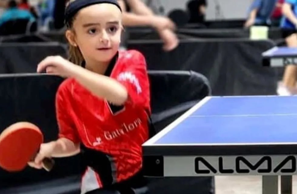 Genarita tiene siete años, es salteña y se destaca jugando al tenis de mesa.