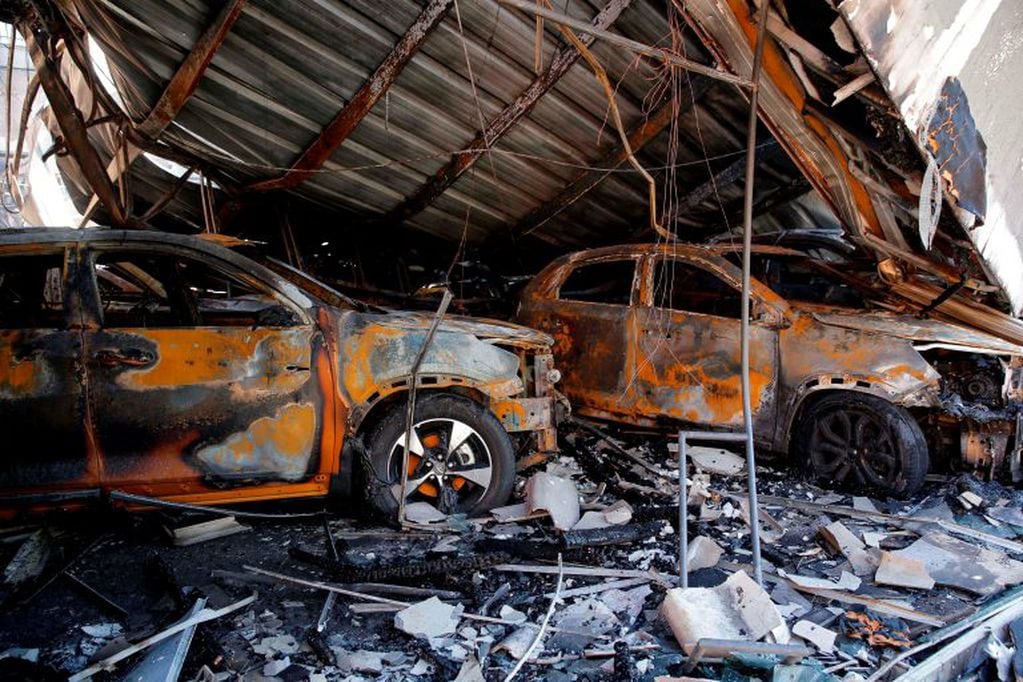 View of a burned down car rental after protest in Valparaiso, Chile, on October 20, 2019. - Three people died in a fire in a supermarket being ransacked in the Chilean capital early Sunday, as protests sparked by anger over social and economic conditions rocked one of Latin America's most stable countries. (Photo by JAVIER TORRES / AFP)