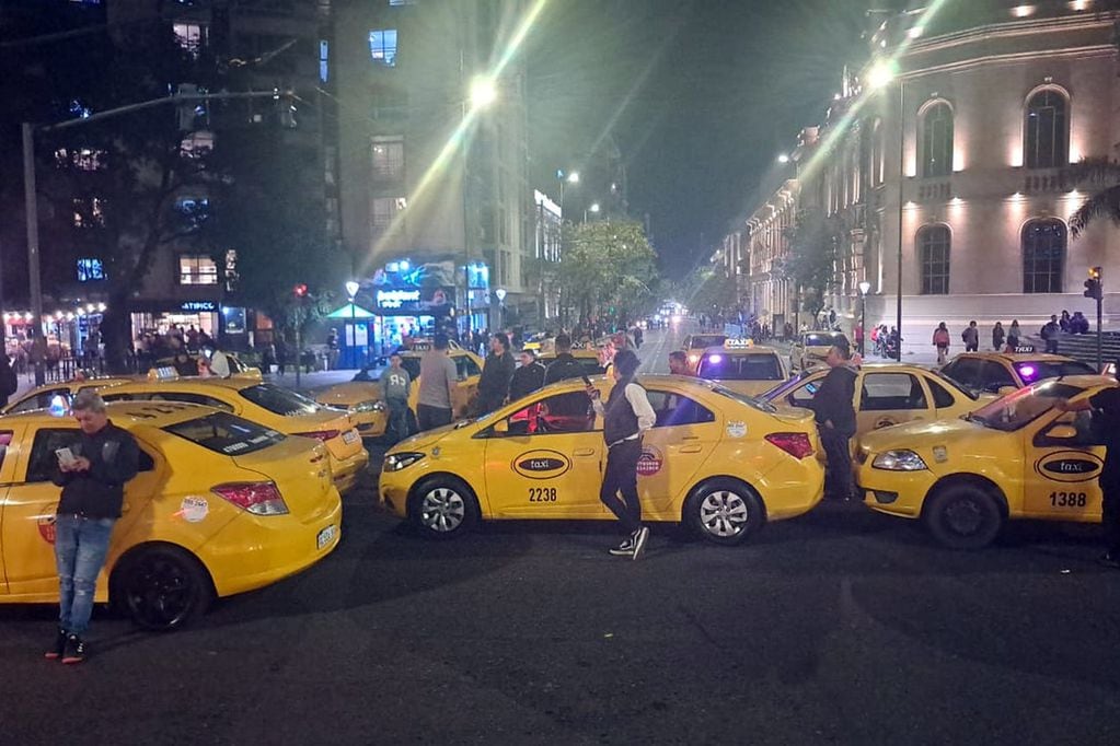 Protesta de taxis en el Patio Olmos en reclamo por más seguridad. 