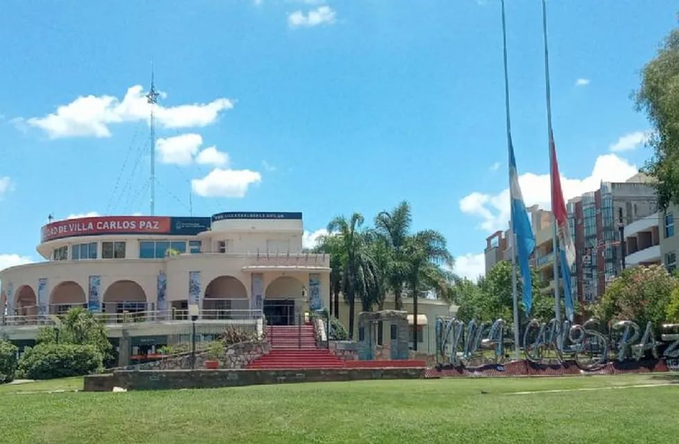 Las banderas a media hasta en los jardines municipales.