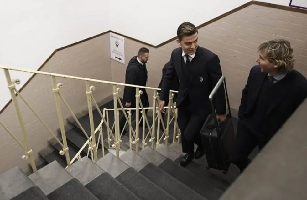 Paulo Dybala y el vicepresidente de la Juventus, Pavel Nedved.