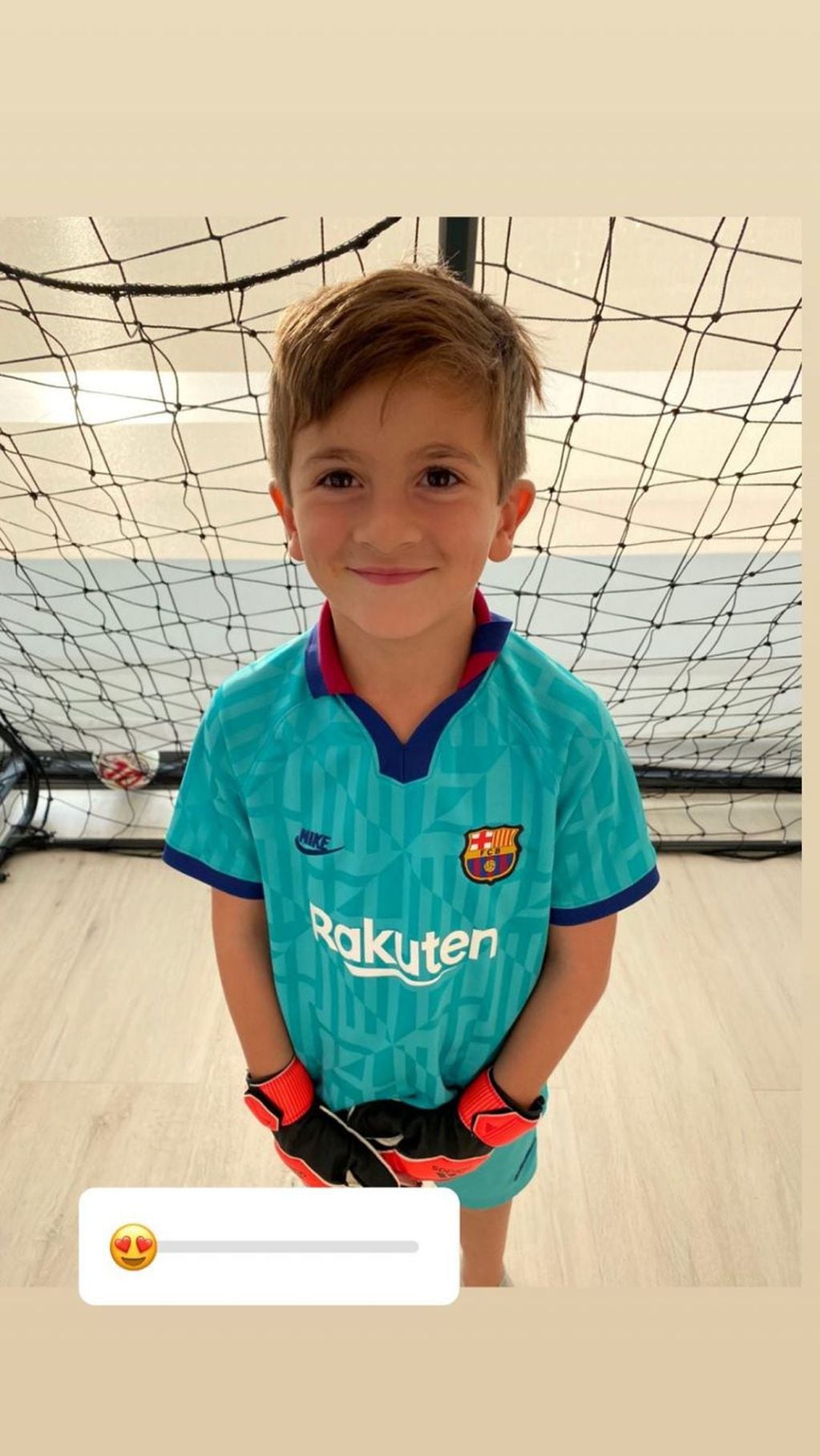 Thiago Messi posó con guantes de arquero y la camiseta del Barcelona. (@antonelaroccuzzo)