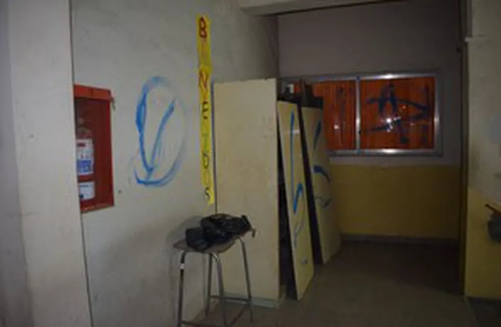 Un llamativo hecho ocurrió este miércoles en la ciudad de Pérez. La escuela San Martín amaneció vandalizada, con daños y como si fuera poco, con pintadas nazi. Las autoridades debieron suspender las clases para poner en condiciones el establecimiento.