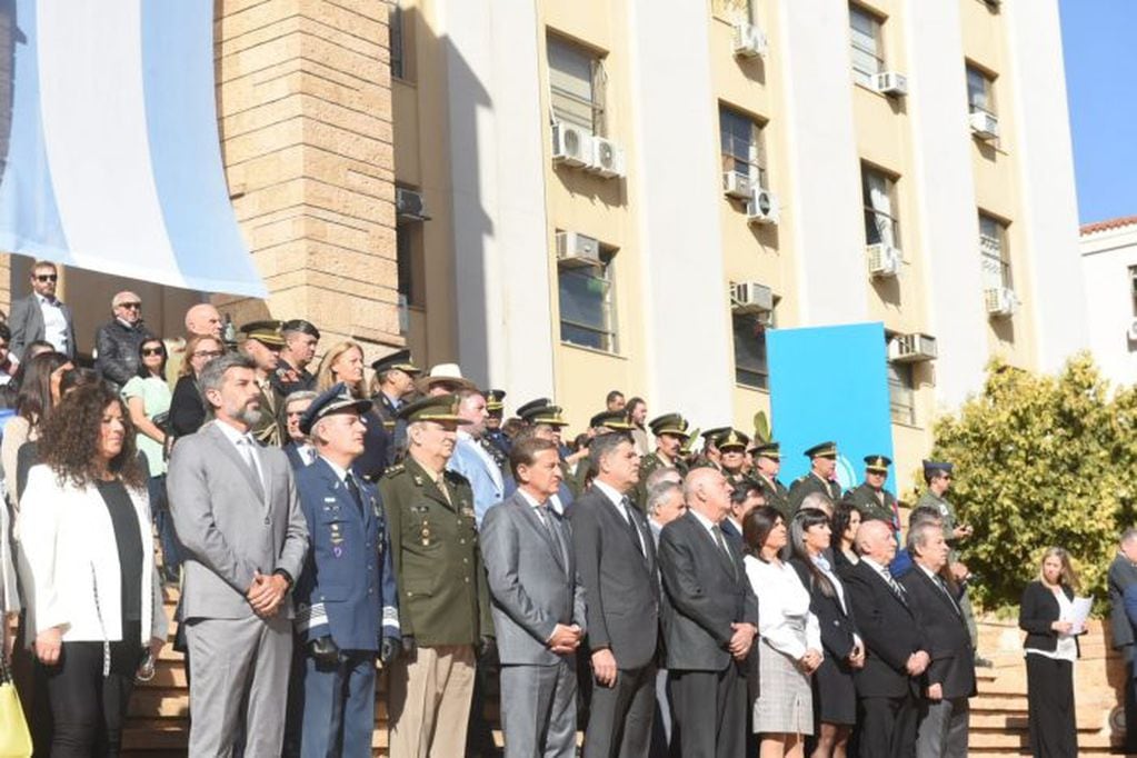 El acto oficial en Mendoza por los 40 años del desembarco en Malvinas fue en la explanada de la Casa de Gobierno.