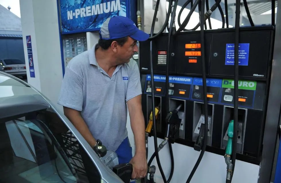 Cargar combustible es más caro desde este martes en las estaciones YPF de Mendoza. / Los Andes