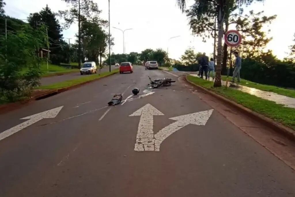 Oberá: un jubilado perdió la vida tras chocar su moto contra una palmera y un cartel