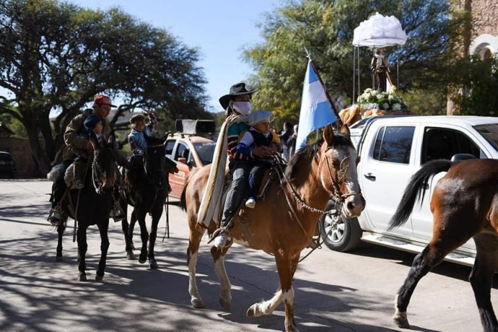 Gauchos usando barbijo, infaltables en la celebración. (Foto: Municipalidad de Capilla del Monte).
