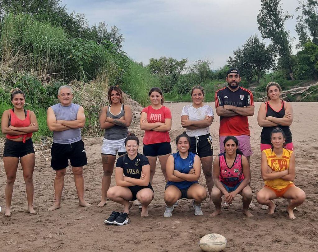El plantel femenino de Coipú comandado por el profesor Germán Gómez listo para su primer torneo de playa.