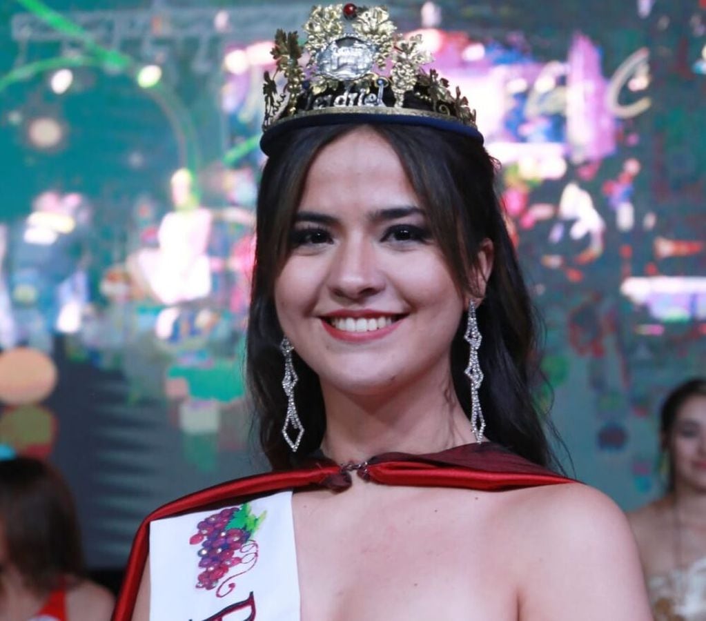 Cinthia Martina Azcurra fue electa Reina Distrital de la Vendimia de Perdriel. Gentileza MLC
