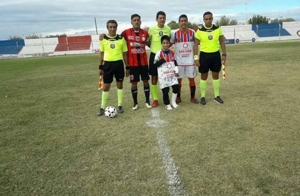 Ian con el equipo de la Primera de Peñarol.