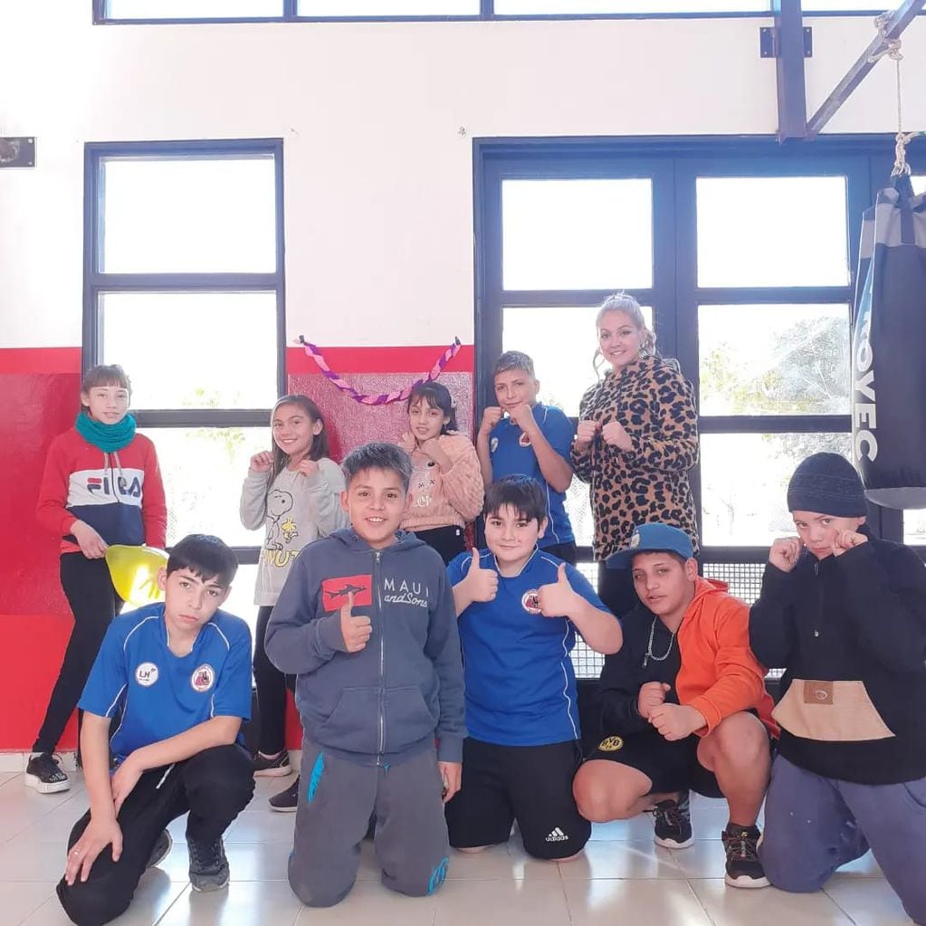 Soledad Ferreyra la boxeadora que les enseña a los más chicos.