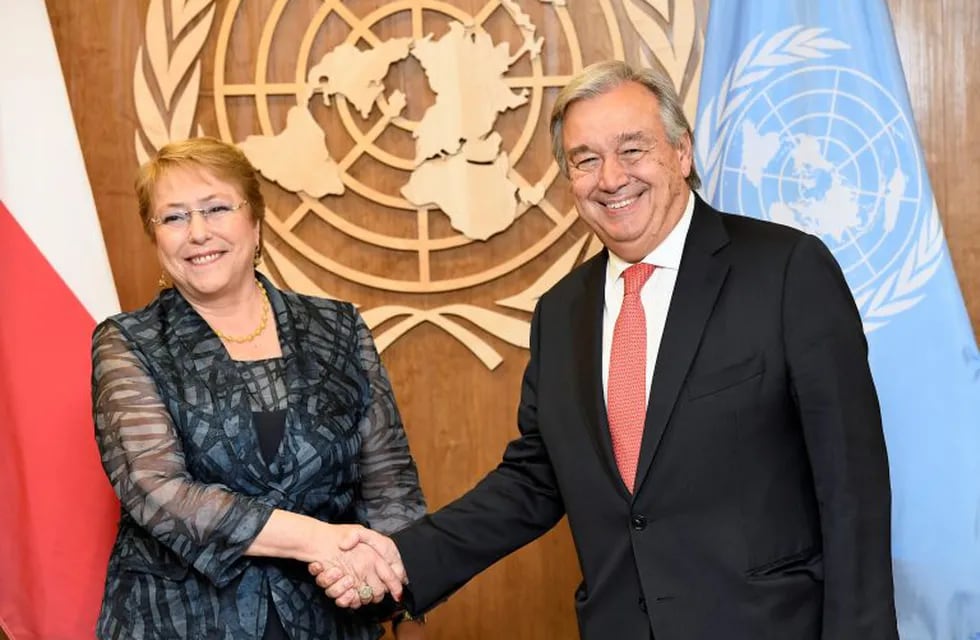 Michelle Bachelet estrecha la mano del secretario general de la ONU, Antonio Guterres.