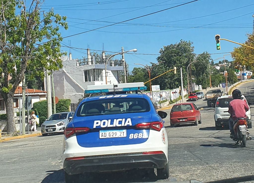 Móvil policial por una de las arterias céntricas de Villa Carlos Paz.