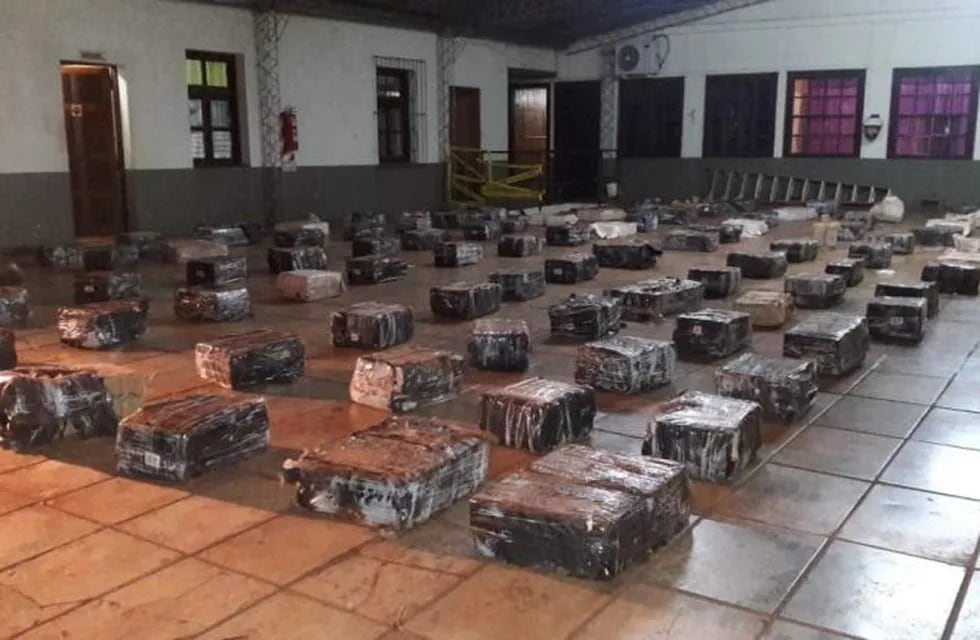 Fueron 98 bultos que contenían más de 2.100 kilos de marihuana en Puerto Esperanza.