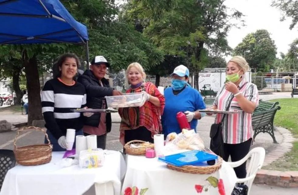 Vecinas oranenses dieron el desayuno a abuelos que fueron a cobrar (Facebok La Diez Orán)