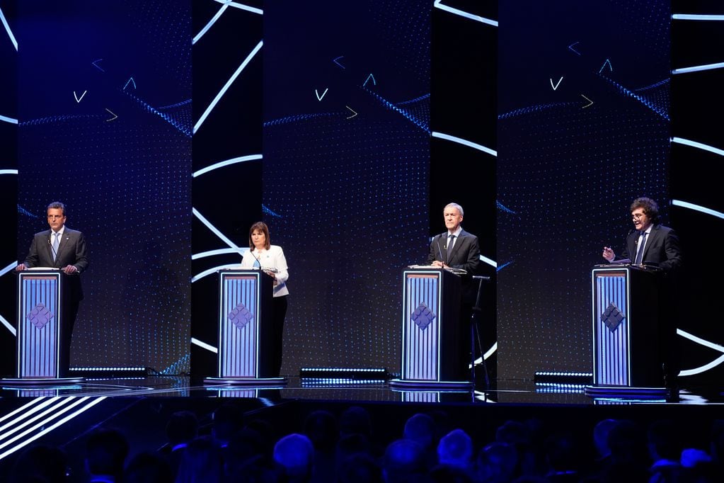 Los candidatos en el primer debate presidencial, en Santiago del Estero. (Clarín)