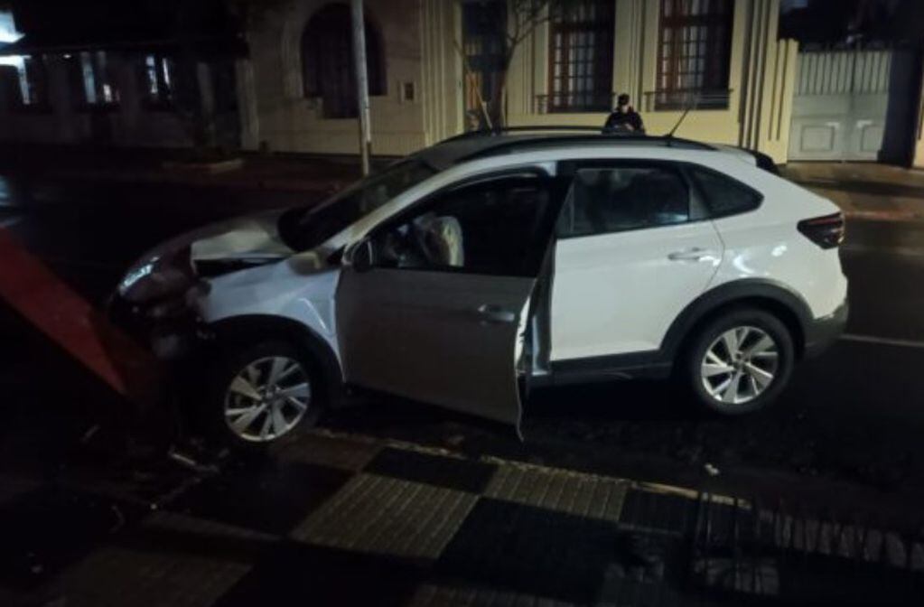 Siniestro vial en Posadas: chocó un poste de luz en pleno centro.