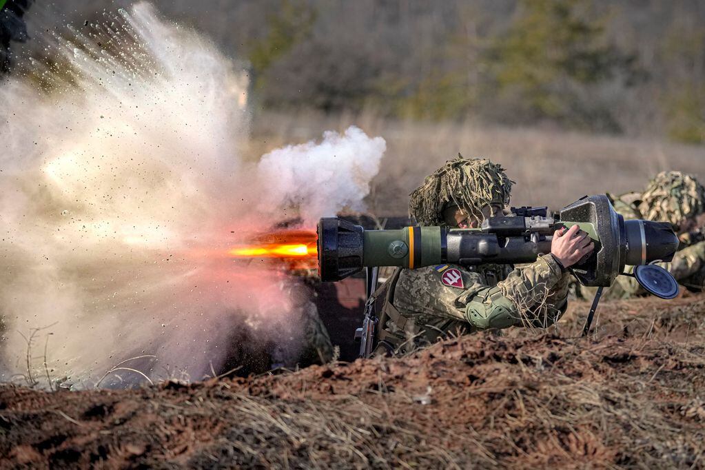 Un militar ucraniano dispara un arma antitanque NLAW durante un ejercicio en la Operación de Fuerzas Conjuntas, en la región de Donetsk, en el este de Ucrania, el martes 15 de febrero de 2022.