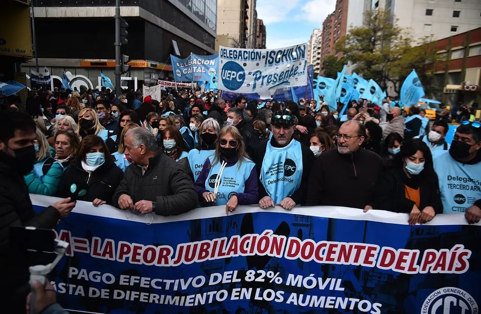 Docentes de Córdoba marcharon hacia el Centro Cívico reclamando incremento salarial.