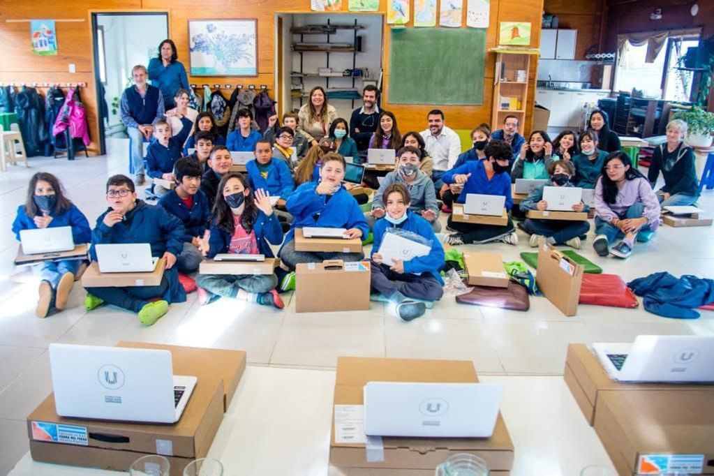 La entrega de notebooks del programa "Conectar Igualdad Ushuaia" abre la puerta de un mundo de integridad e igualdad, donde los alumnos van a poder ingresar gracias al aporte de estas herramientas.