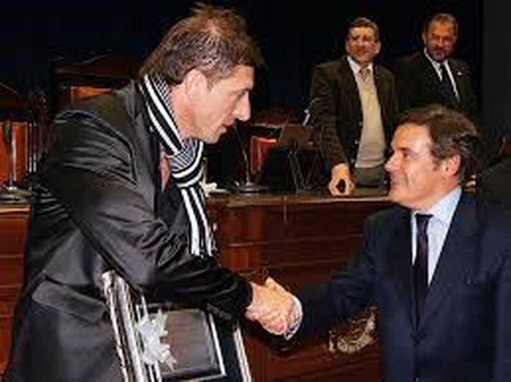 Pitana con el presidente de la Legislatura de Misiones, Carlos Rovira, cuando fue distinguido por su trayectoria. (WEB)