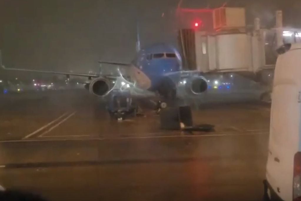 El temporal causó destrozos en Aeroparque por la tormenta y el viento movió hasta los aviones de la pista. (Captura de video)