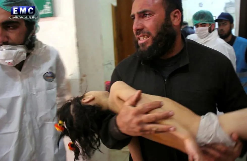 This photo provided on Tuesday April 4, 2017, by the Syrian anti-government activist group Edlib Media Center, that is consistent with independent AP reporting, shows a man carrying a child following a suspected chemical attack, at a makeshift hospital in the town of Khan Sheikhoun, northern Idlib province, Syria. The suspected chemical attack killed dozens of people on Tuesday, Syrian opposition activists said, describing the attack as among the worst in the country's six-year civil war. (Edlib Media Center, via AP)rn / AFP PHOTO / Mohamed al-Bakour / ADDING INFORMATION IN CAPTION siria Khan Sheikhun  ataque con gas agente nervioso en siria guerra civil en siria uso de armas quimicas