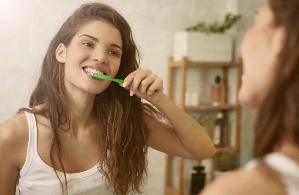 Estas son las características de debes tener en cuenta a la hora de comprar un cepillo de dientes.