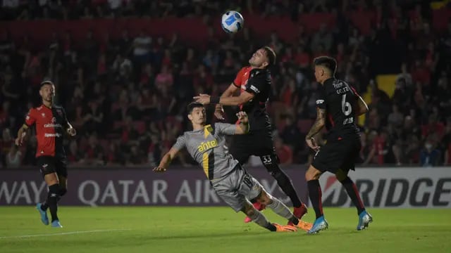 Colón de Santa Fe ante Peñarol