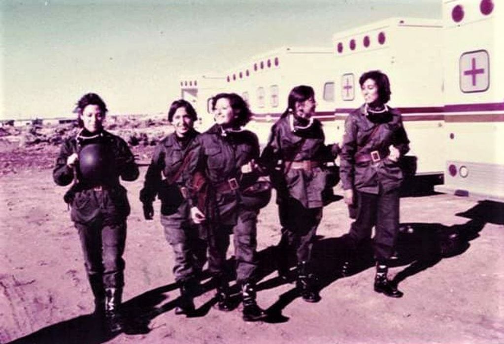 Alicia Mabel Reynoso, veterana de Malvinas, junto a sus colegas.
