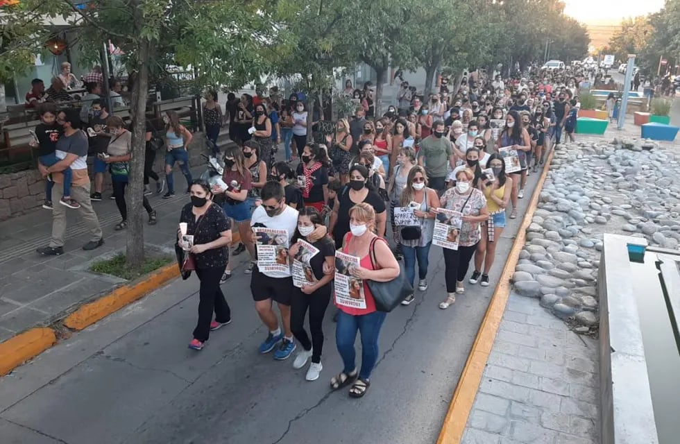 Multitudinaria marcha en La Falda por la aparición con vida de Ivana Módica. (Foto: La Estafeta Online).
