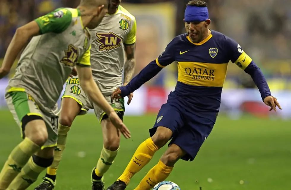 Boca Juniors' forward Carlos Tevez (R) vies for the ball with Aldosivi's midfielder Emanuel Iniguez (L) and midfielder Roman Martinez during their Argentina First Division 2019 Superliga Tournament football match at La Bombonera stadium, in Buenos Aires, on August 18, 2019. (Photo by ALEJANDRO PAGNI / AFP)