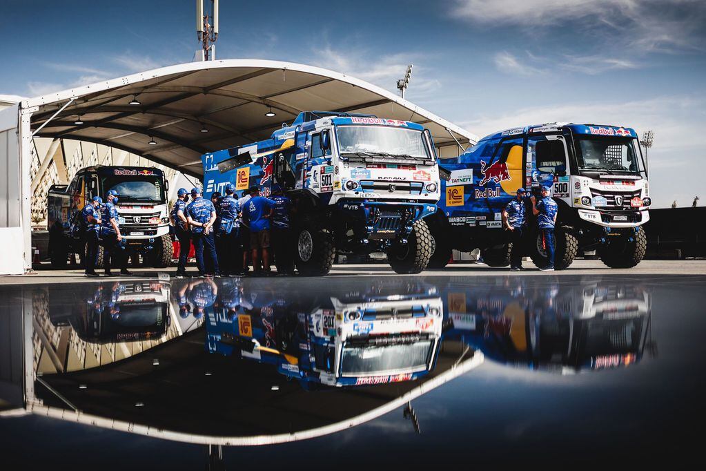 El equipo ruso Kamaz, en las verificaciones previas a la largada del Dakar 2022 en Yeda.