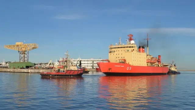 El rompehielos ARA “Almirante Irízar” amarró en la dársena de Puerto Belgrano